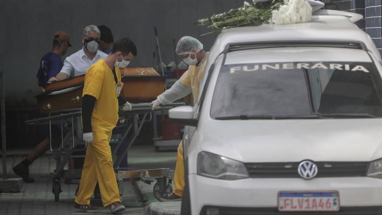 Новият "болен човек" на света: Бразилия задмина Китай по брой жертви СНИМКИ