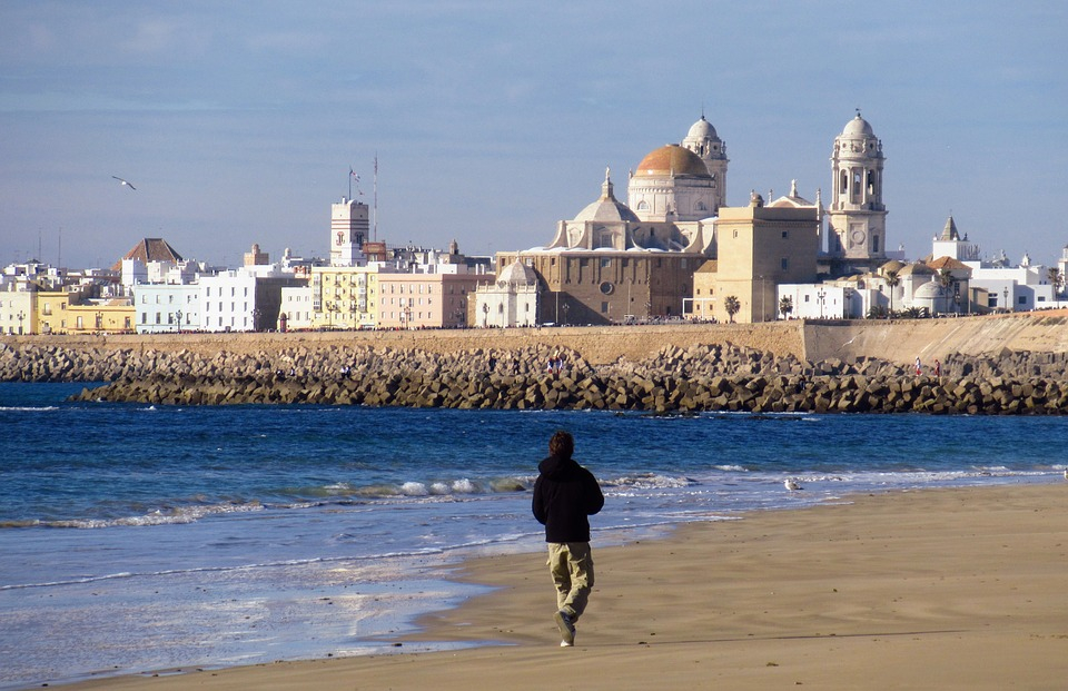 Дезинфекцираха с белина плаж в Испания