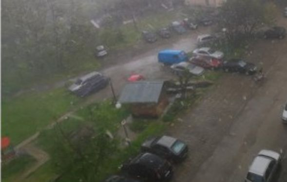 Черни облаци надвиснаха над Пловдив, небето се разтвори и стана страшно СНИМКИ 
