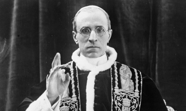 Голямо разкритие от архивите на Ватикана: Папа Пий XII знаел за зверствата на Хитлер, но... 