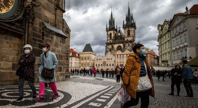 Чехия сваля ограниченията, заразените паднаха под 100 на ден