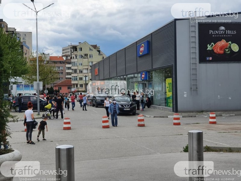 Евакуират сгради и хипермаркети заради земетресението в Пловдив 
