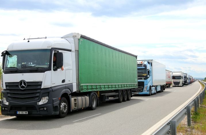 Километрична колона от камиони се изви на "Дунав мост 2" СНИМКИ