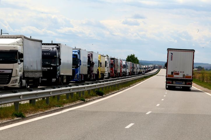 Километрична колона от камиони се изви на "Дунав мост 2" СНИМКИ