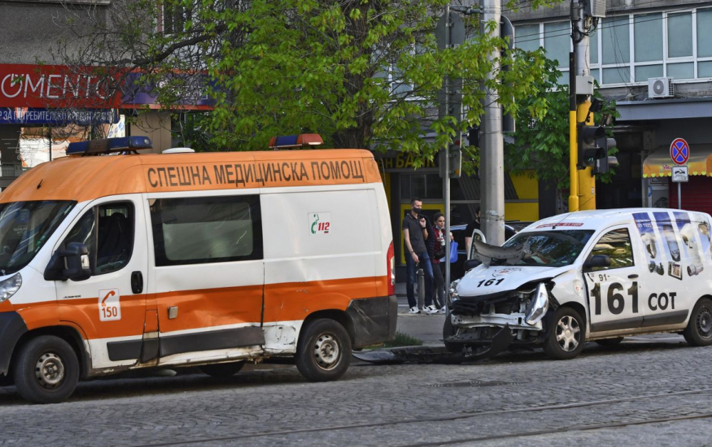Сигнал до БЛИЦ! Извънредна ситуация с линейка и кола на СОТ на "Дондуков" СНИМКИ