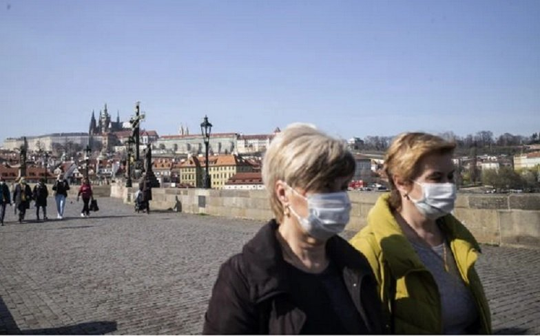 Чехия разреши хората да ходят на работа, но маските остават 