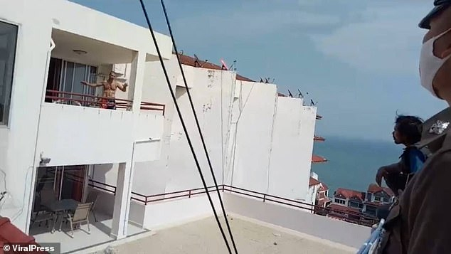 Турист откачи заради К-19 и изхвърли съпругата си през балкона 