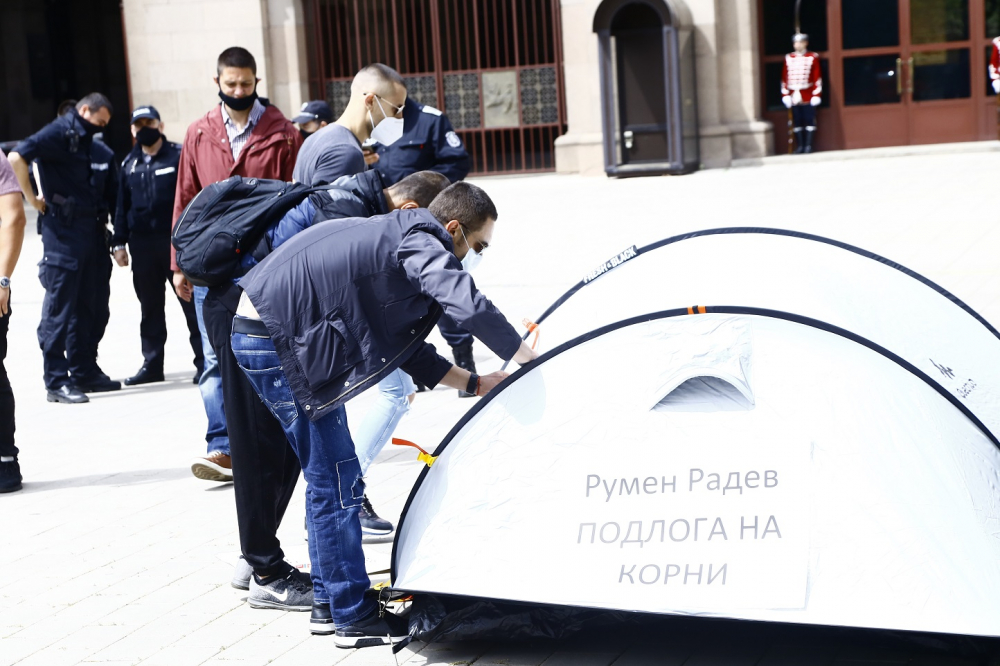 Протест пред "Дондуков" 2: Радев не е наш президент, а на БСП! Насажда негативизъм БЛИЦ TV 