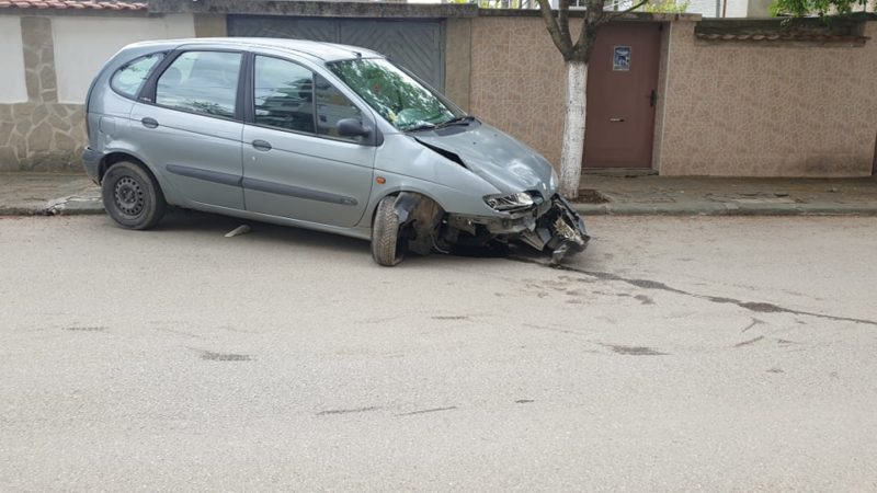 Пияна на кирка шофьорка без малко да направи голяма беля посред бял ден в Казанлък СНИМКИ 