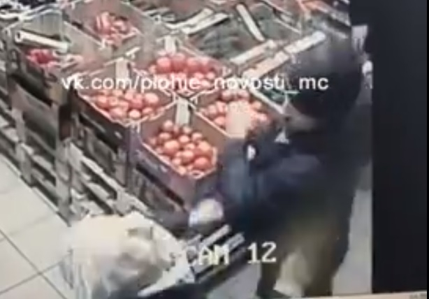 Убиха старец с един удар в супермаркет ВИДЕО 18+