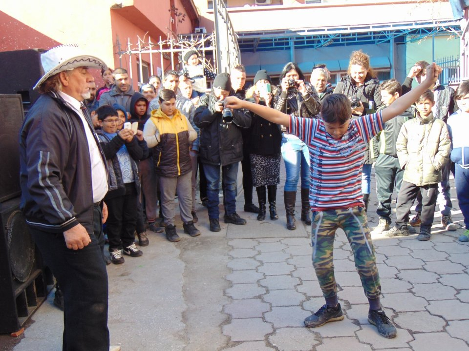 Луд купон се вихри в блокирания цигански квартал на Ямбол СНИМКИ