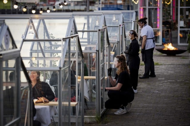 Креативно! Холандски ресторант предлага вечеря в стъклена кабина заради К-19 ВИДЕО