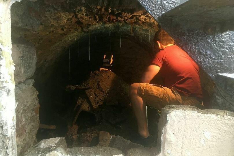 Младеж бутна стена в мазето на дома си и зина от изненада СНИМКИ