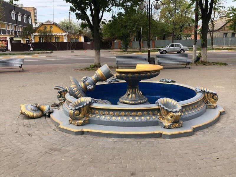 Украинка счупи фонтан, опитвайки си направи селфи ВИДЕО