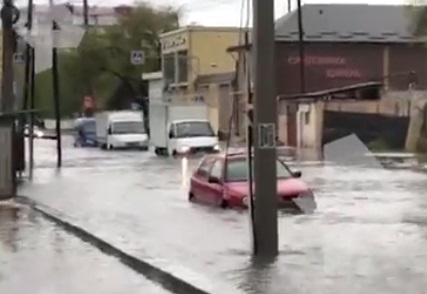 Руски град е под вода заради силен дъжд ВИДЕО