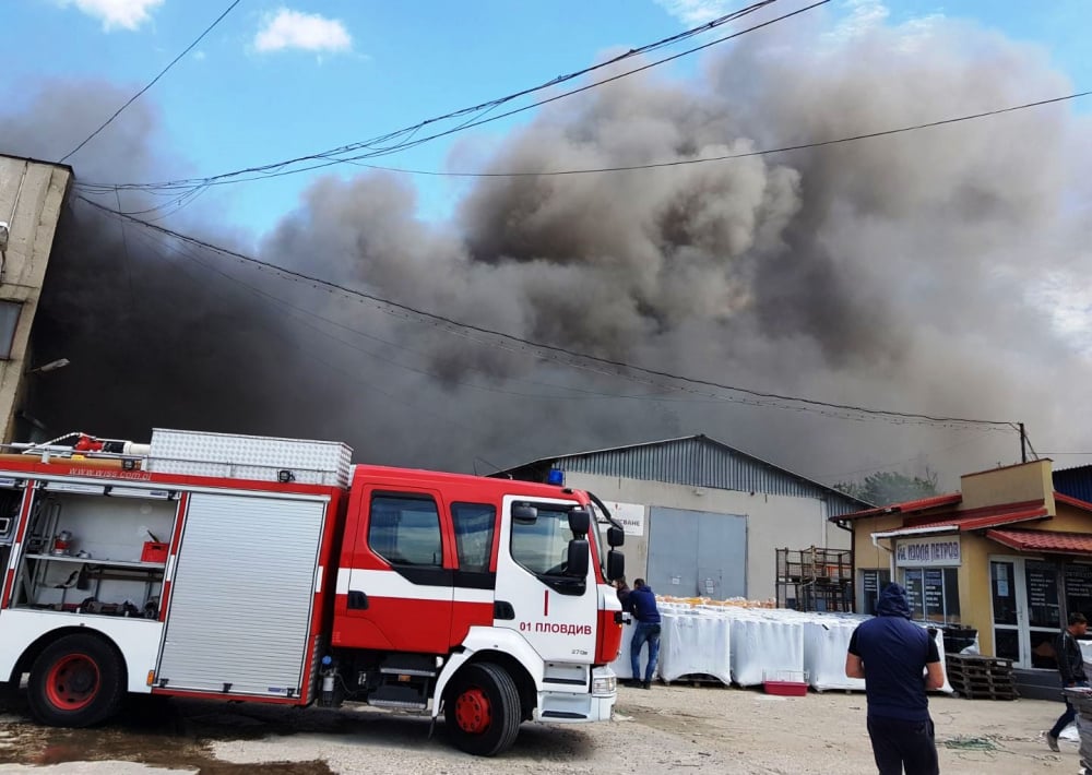 Последни новини за горящите складове в Пловдив СНИМКА