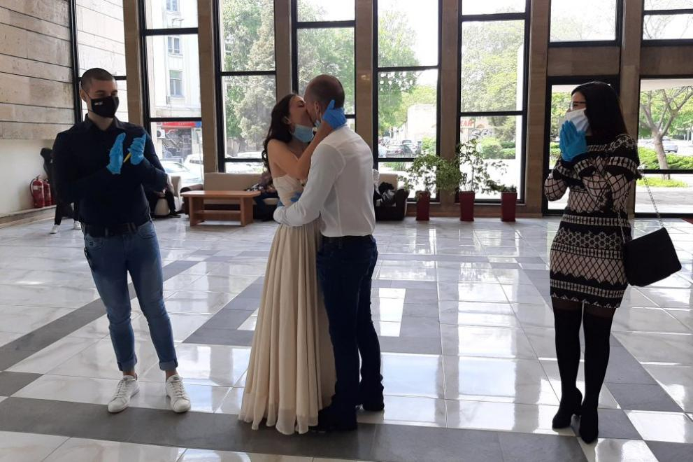 Такава сватба насред COVID-19 в Пловдив досега не е имало СНИМКИ