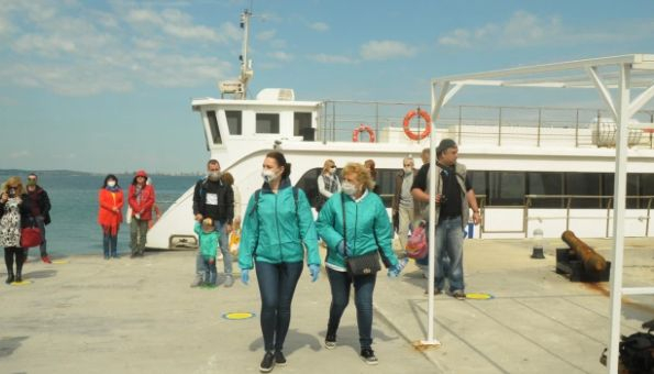 Първи нетърпеливи туристи се появиха по родното Черноморие СНИМКА