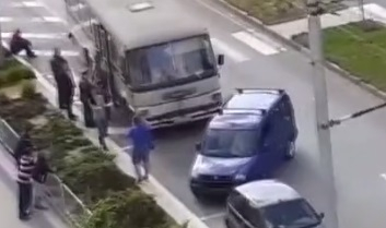 Автобус с военни създаде верижно меле в Сливен ВИДЕО 