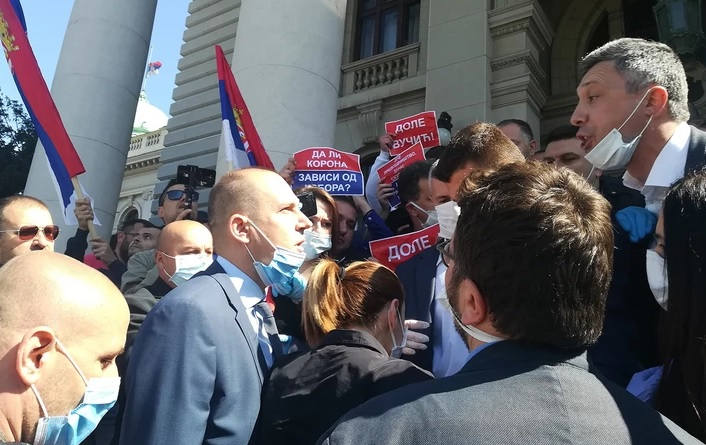 Шок и ужас с много арестувани пред сръбския парламент ВИДЕО 