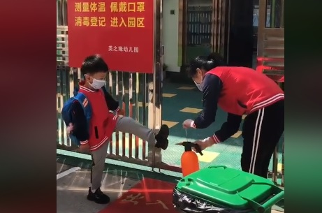 Уникално ВИДЕО: Вижте как дезинфектират децата в Китай 