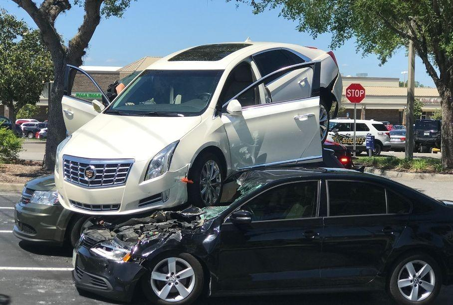 Шокиращ инцидент с Cadillac и още две коли ВИДЕО