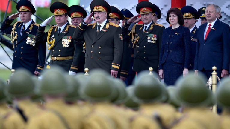Лукашенко изкара в Минск хиляди войници на парад за Деня на победата