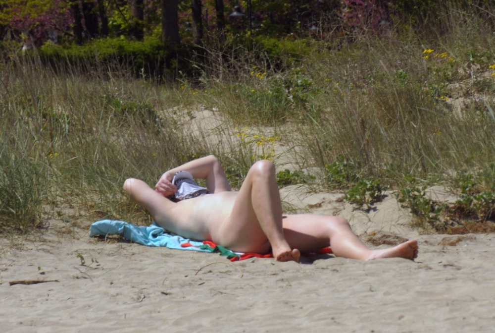 Слънцето пекна и бургазлии тръгнаха чисто голи по плажовете СНИМКИ 18+