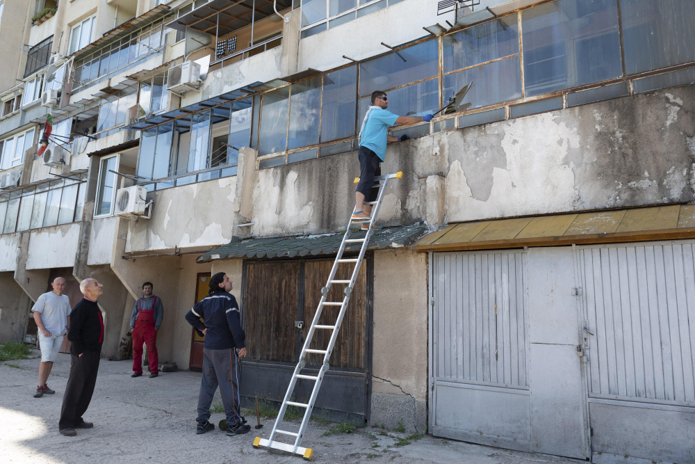 Цял блок в София живя с разлагащ се труп на мъж седмици наред СНИМКИ 18+