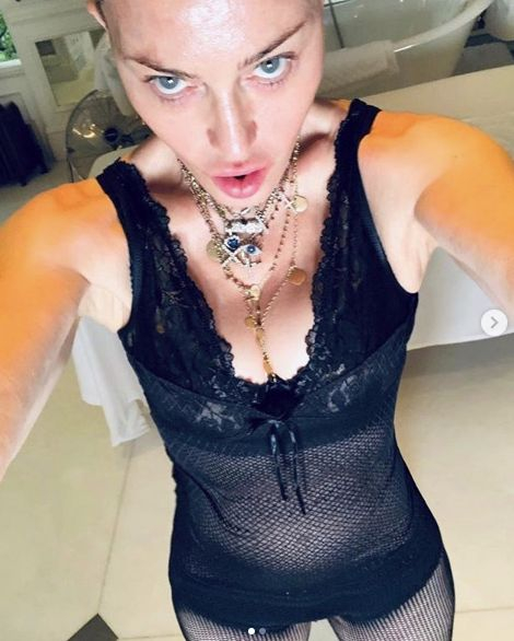 Мадона подпали мрежата с разголени СНИМКИ 18+