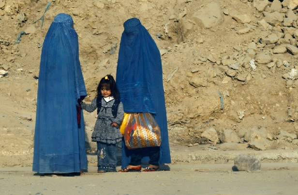 Защо жените в Афганистан носят сини бурки, а не черни?