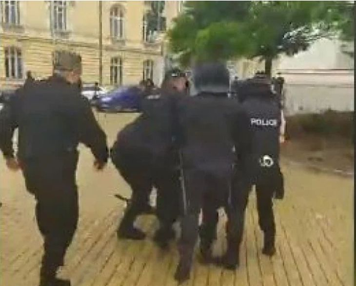 Масови арести след екшъна на протеста в София, един от задържаните се оказа много опасен