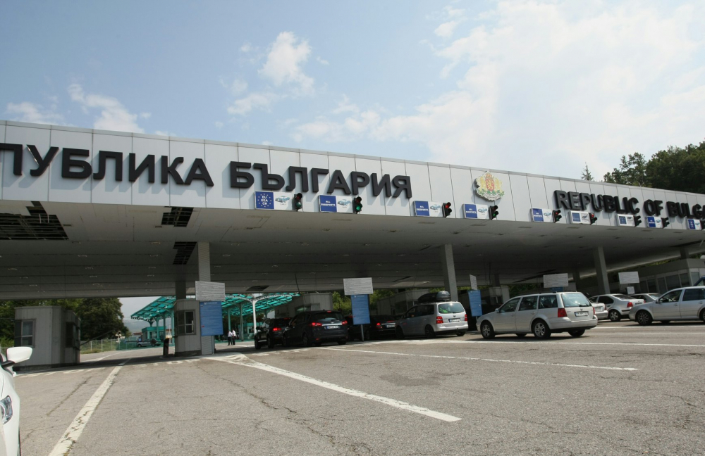Министър Захариева разкри кои българи ще избегнат карантината при влизане у нас