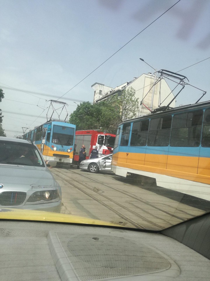 Първо в БЛИЦ: Зверско меле с трамвай на ключов столичен булевард СНИМКИ