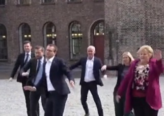 Министри танцуват групово под знака на социална дистанция ВИДЕО