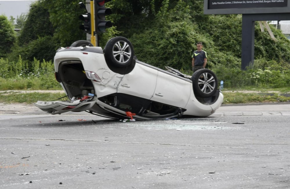 Първи СНИМКИ от тежката катастрофа с обърната кола на "Цариградско" в София