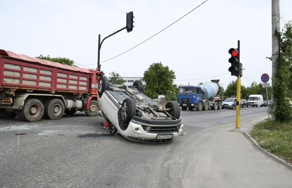 Първи СНИМКИ от тежката катастрофа с обърната кола на "Цариградско" в София