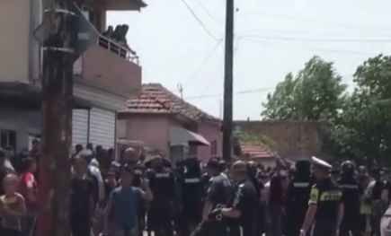Полиция и жандармерия се изсипа в пламналата от К-19 махала в Ямбол ВИДЕО 