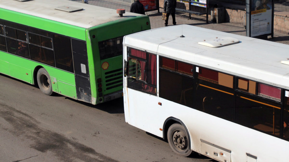 Двама шофьори на автобуси се сбиха на спирка ВИДЕО 18+