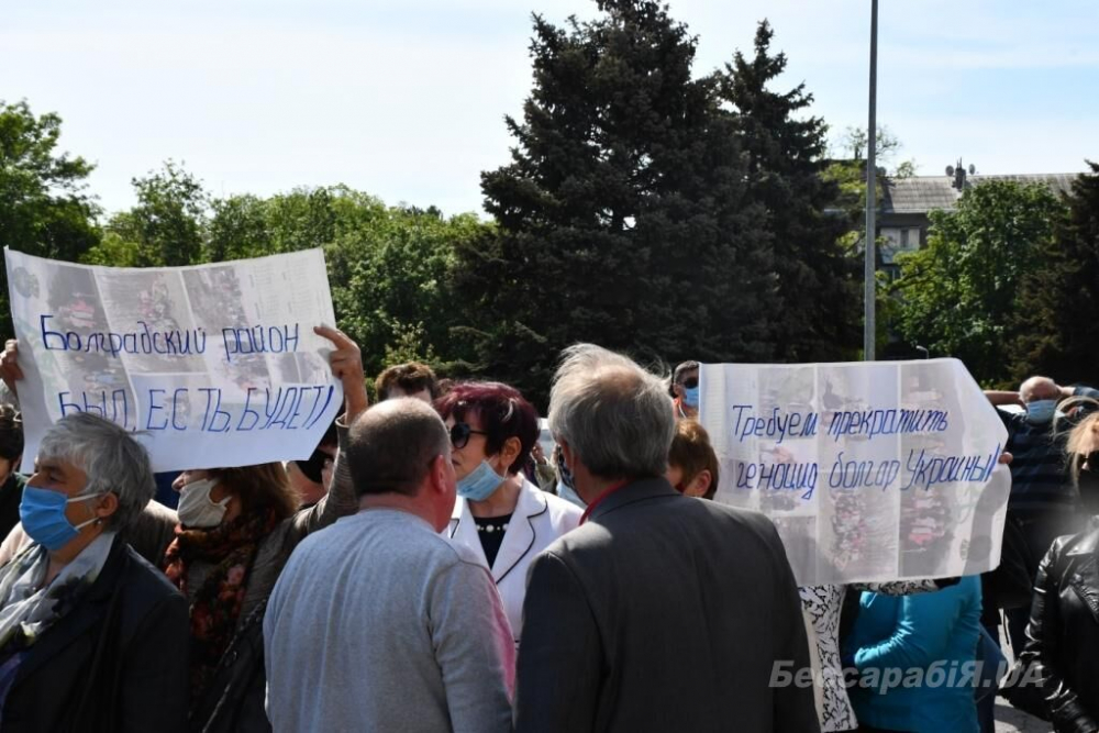 Захариева спешно брани българското малцинство в Украйна