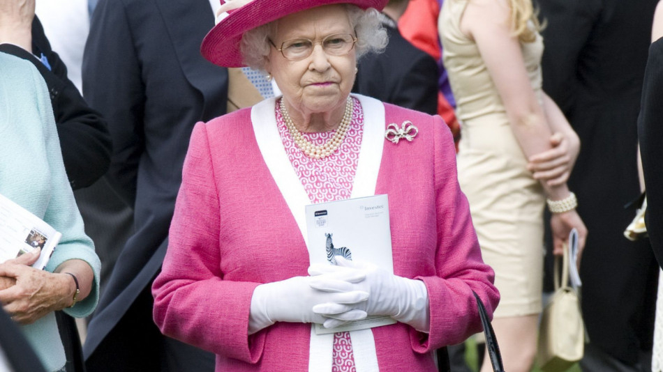 Елизабет II не тръгва на път без тази вещ за 5 пенса в куфара си