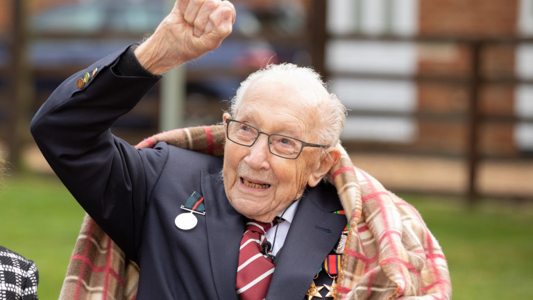 100-годишният ветеран Том Мур, събрал 33 млн. лири за британски лекари получи рицарско звание