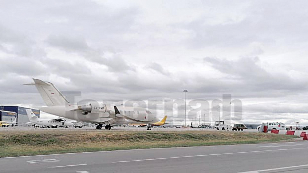Самолет LZ-BVD Challenger на Божков "закопчан" на летище София СНИМКА