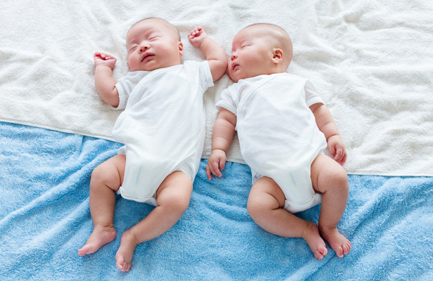 Жена роди близнаци, но баща им я напусна веднага, след като видя документите на едното бебе