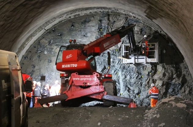 Прокопани са 800 метра от най-дългия тунел у нас СНИМКИ