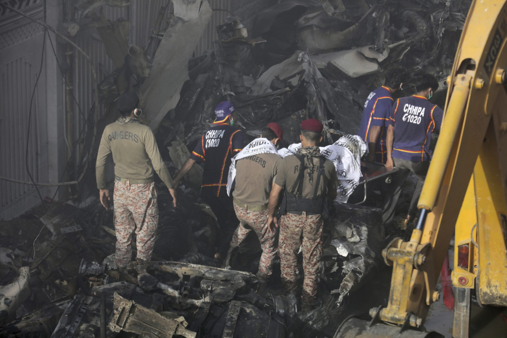 Първа версия за самолетната трагедия в Пакистан