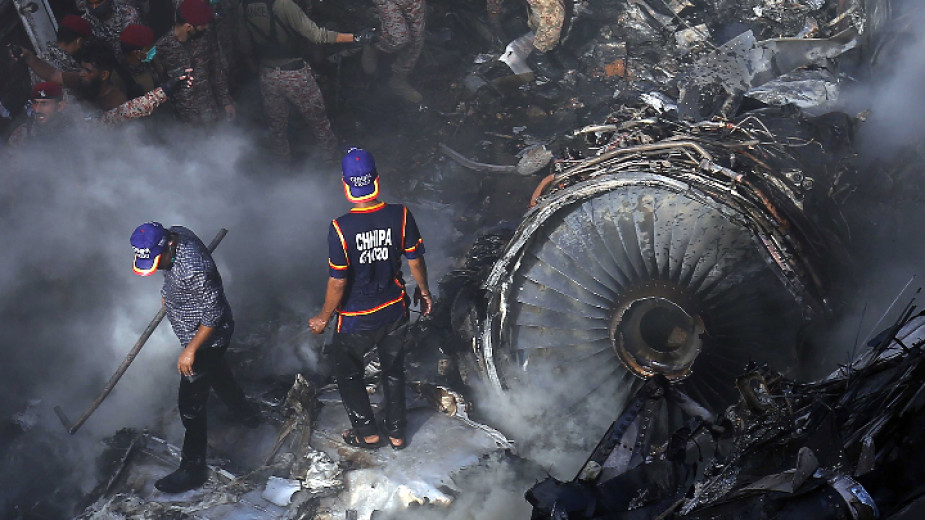 80 души са загиналите при самолетната катастрофа в Пакистан