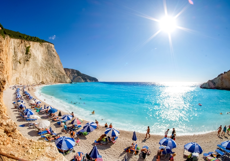 В Гърция свалят цените за българите на плажа