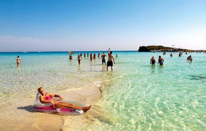 От днес в Кипър плажът е разрешен
