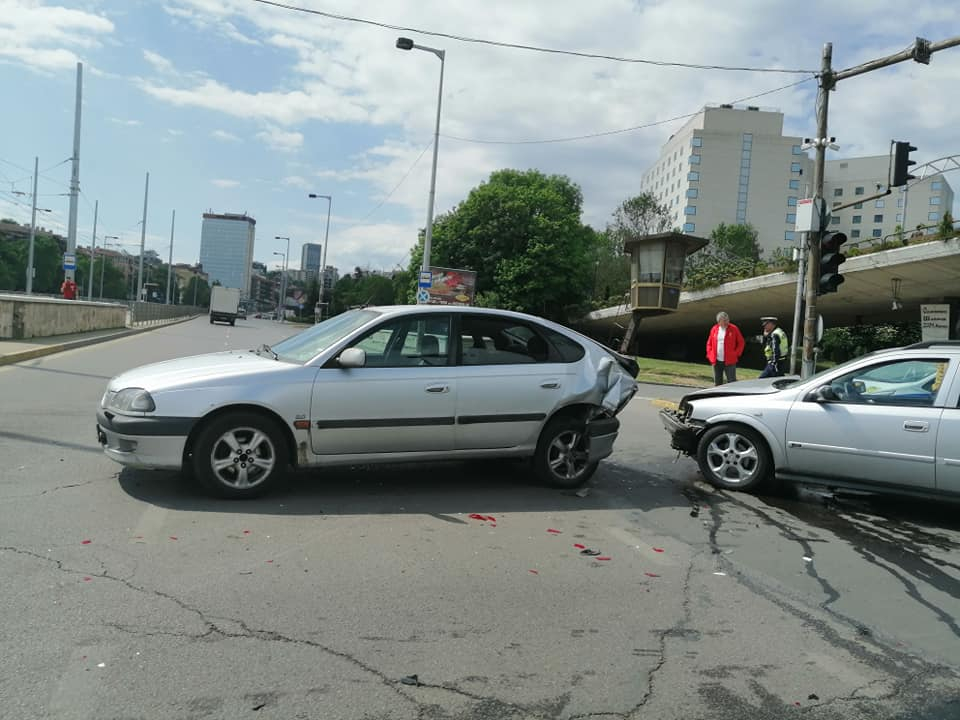 Адско меле на пъпа на София СНИМКИ